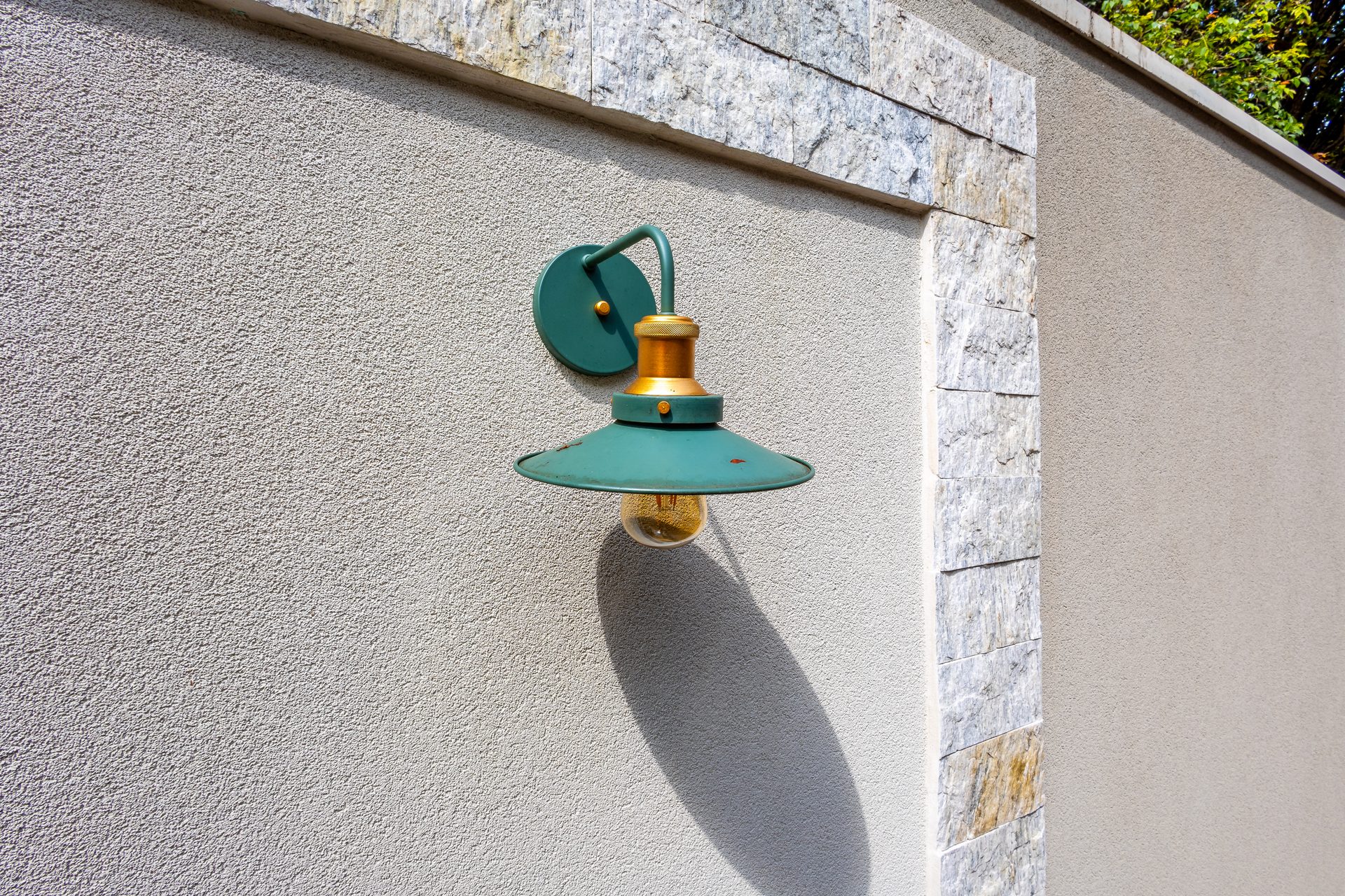 Detalhe de luminária na área externa