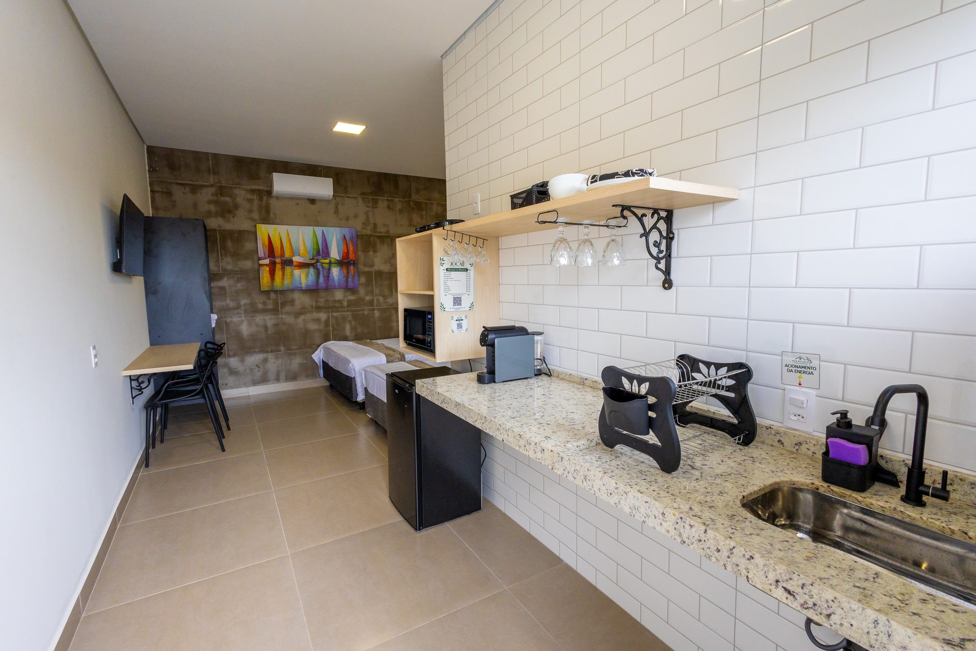 Visão geral do apartamento da Vila do Joca com cozinha e quarto integrados