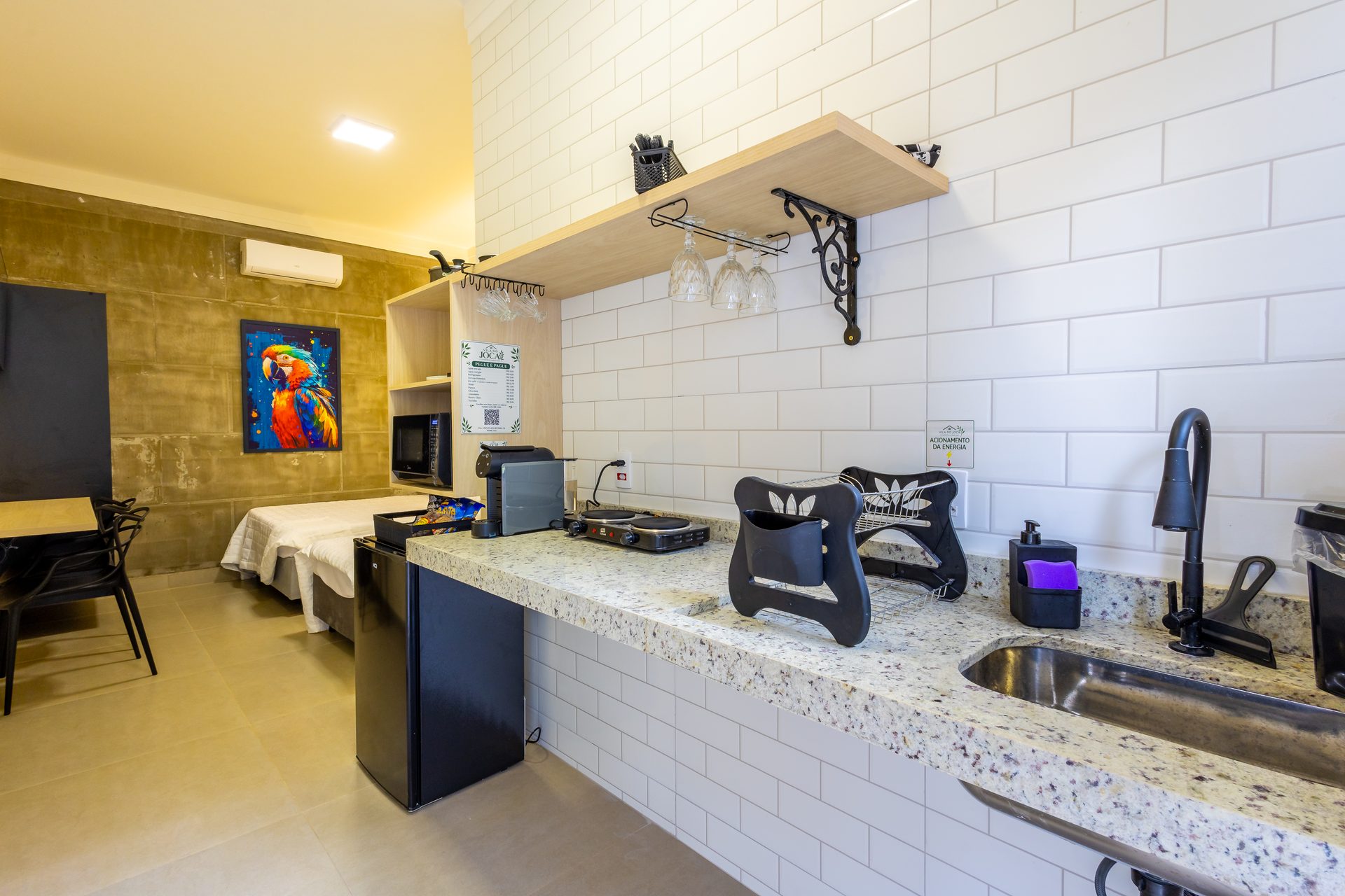 Cozinha e quarto do apartamento da Vila do Joca