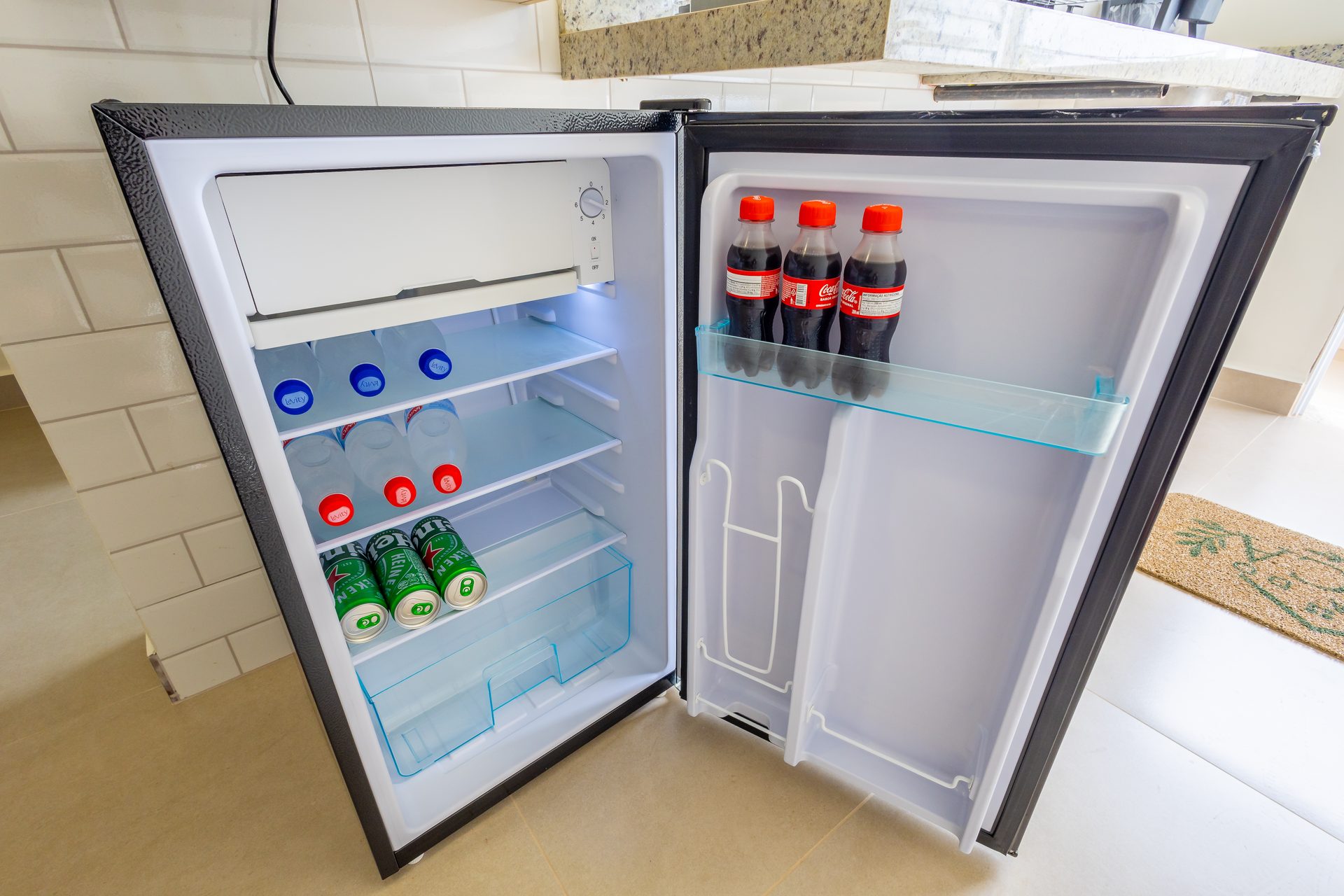 Frigobar com bebidas do pegue e pague
