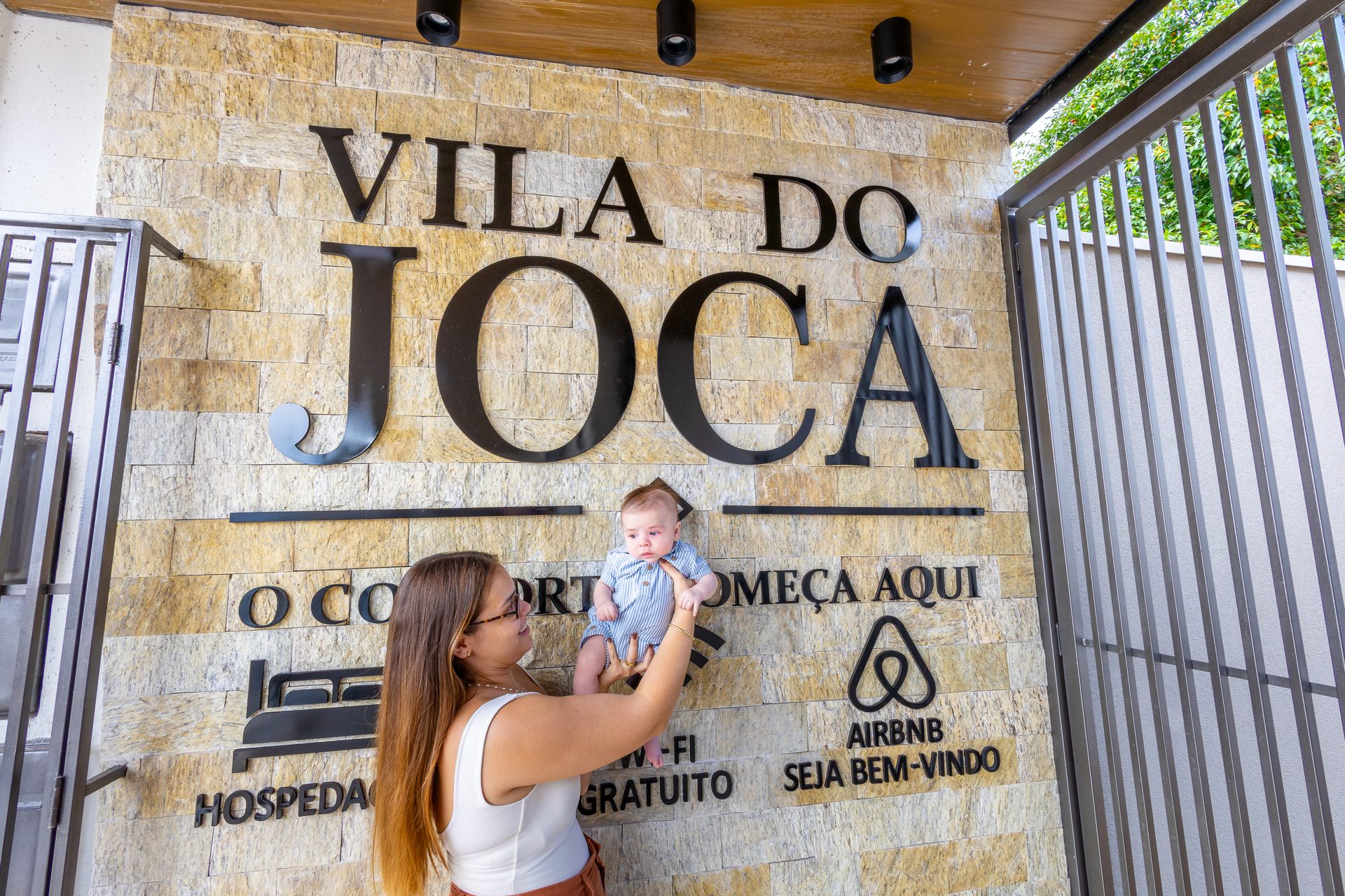 Família dona da Vila do Joca com o Joaquim no letreiro da entrada